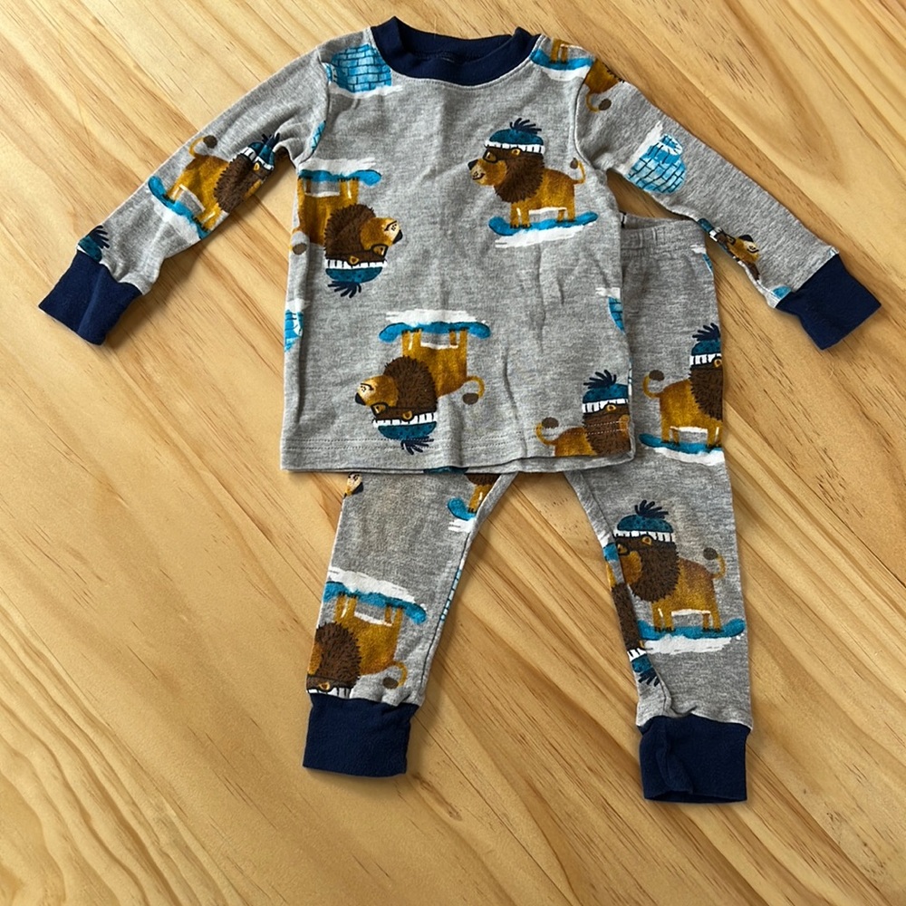 Carters snowy lion pajamas - 12m